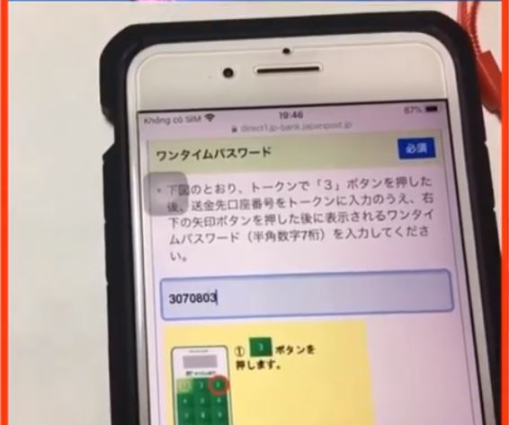 Bước 9: Nhập mã 7 chữ số vừa hiện ra trên máy Token vào mục ワンタイムパスワード trên màn hình điện thoại. Sau đó bấm 実行する, bấm はい để xác nhận giao dịch